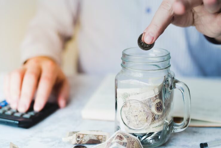 balancing-debt-and-savings:-strategies-supported-by-modern-finance-apps