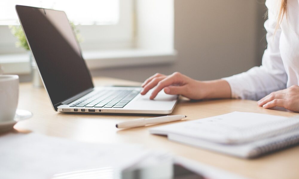 simplifying-hybrid-workforce-management-with-desk-booking-software